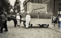 823066 Afbeelding van paard en wagen met reclame voor de Lubro Brood- en Banketbakkerijen (Abel Tasmanstraat 9) te ...